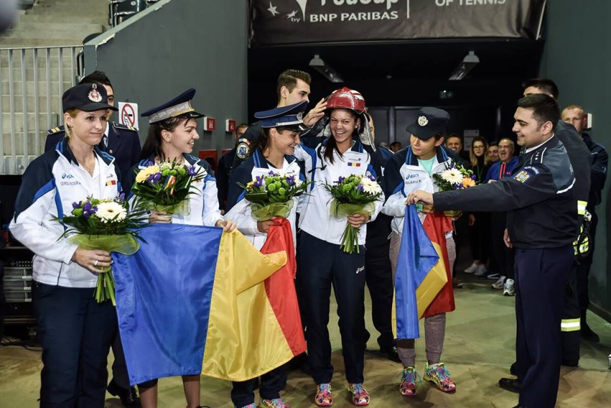 GALERIE FOTO Fetele noastre fac legea » Halep și colegele de Fed Cup, îmbrăcate în uniformă