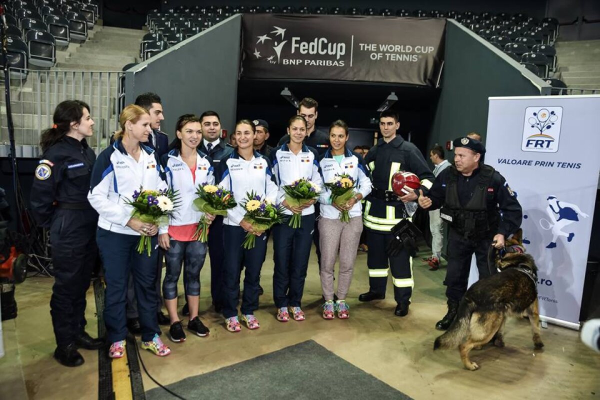 GALERIE FOTO Fetele noastre fac legea » Halep și colegele de Fed Cup, îmbrăcate în uniformă