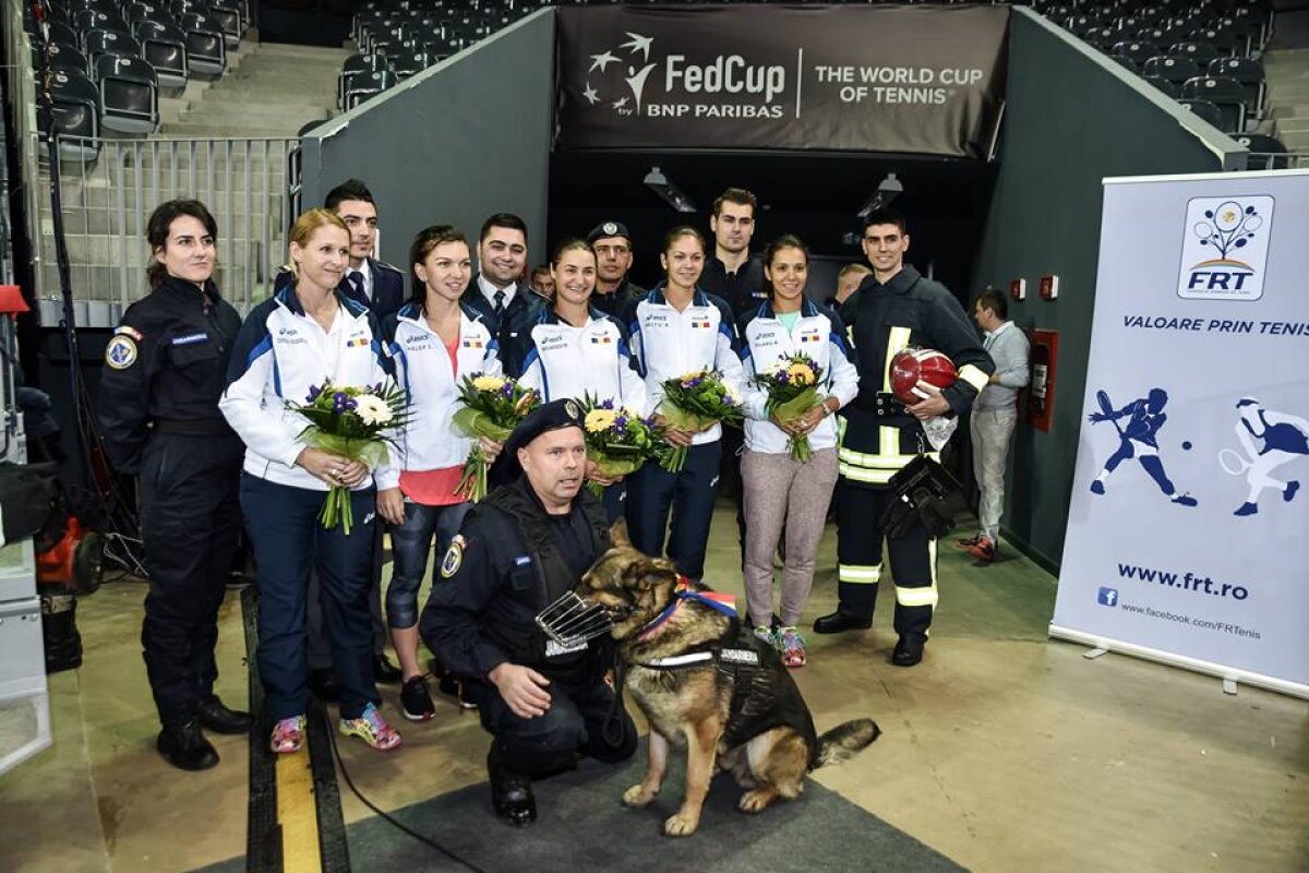 GALERIE FOTO Fetele noastre fac legea » Halep și colegele de Fed Cup, îmbrăcate în uniformă