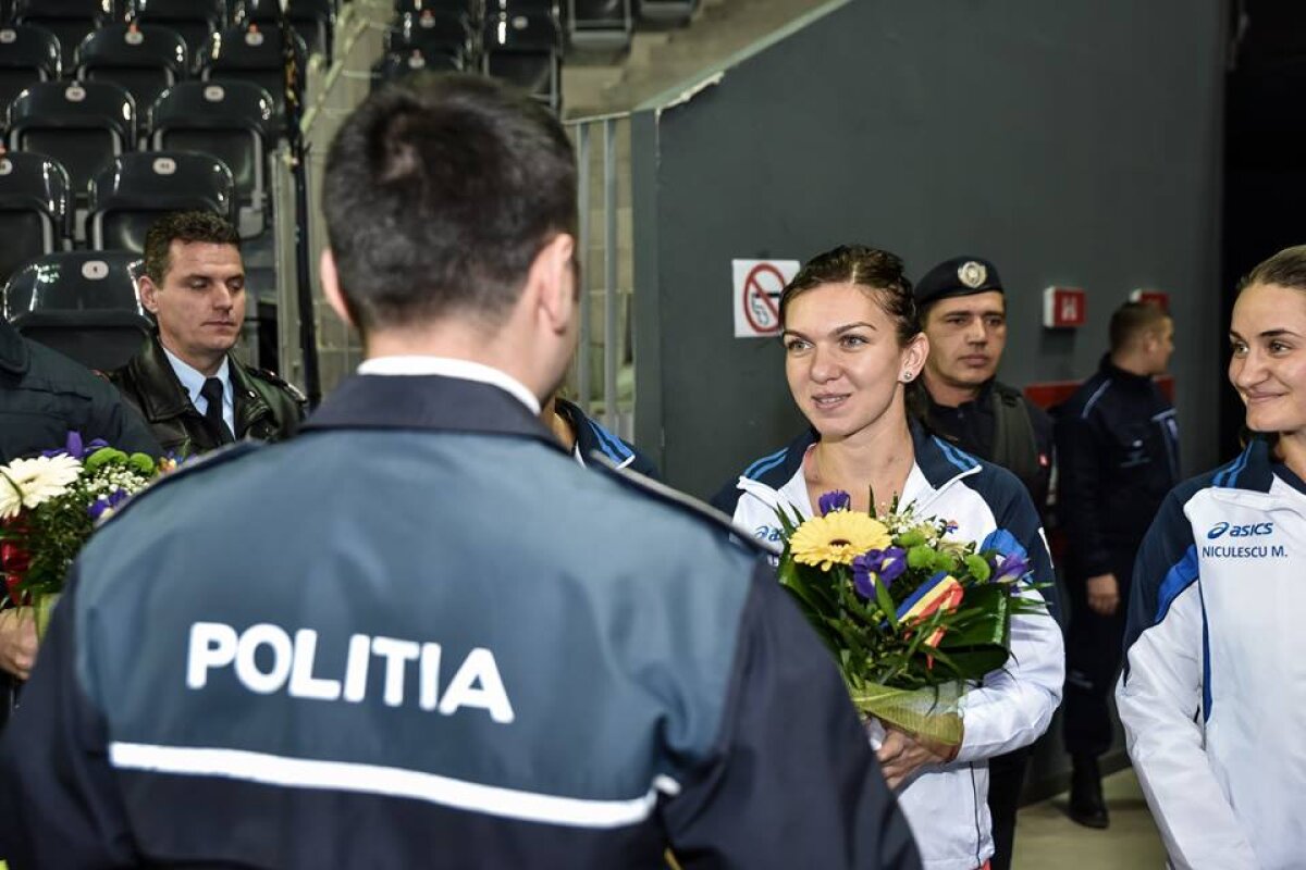 GALERIE FOTO Fetele noastre fac legea » Halep și colegele de Fed Cup, îmbrăcate în uniformă