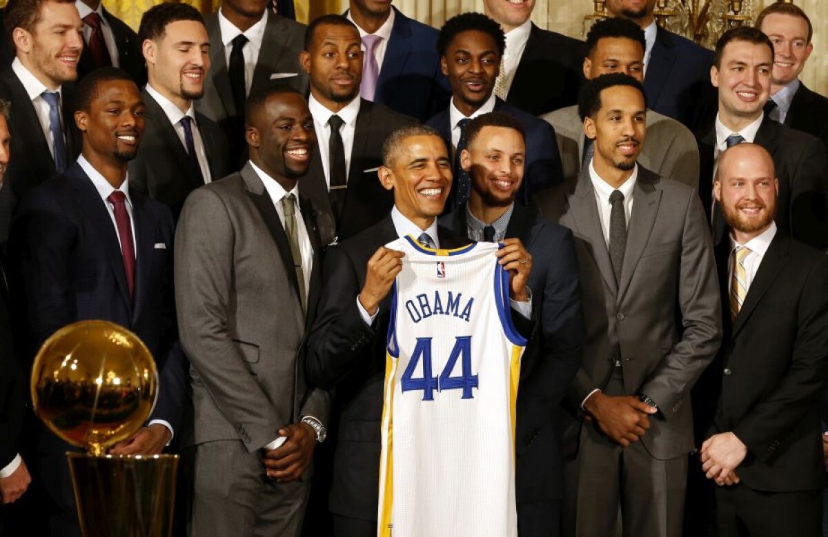 FOTO și VIDEO Obama a primit-o pe Golden State Warriors la Casa Albă » Președintele american a făcut show: l-a imitat pe Curry și a avut un mare regret: "Speram să vină și Riley"