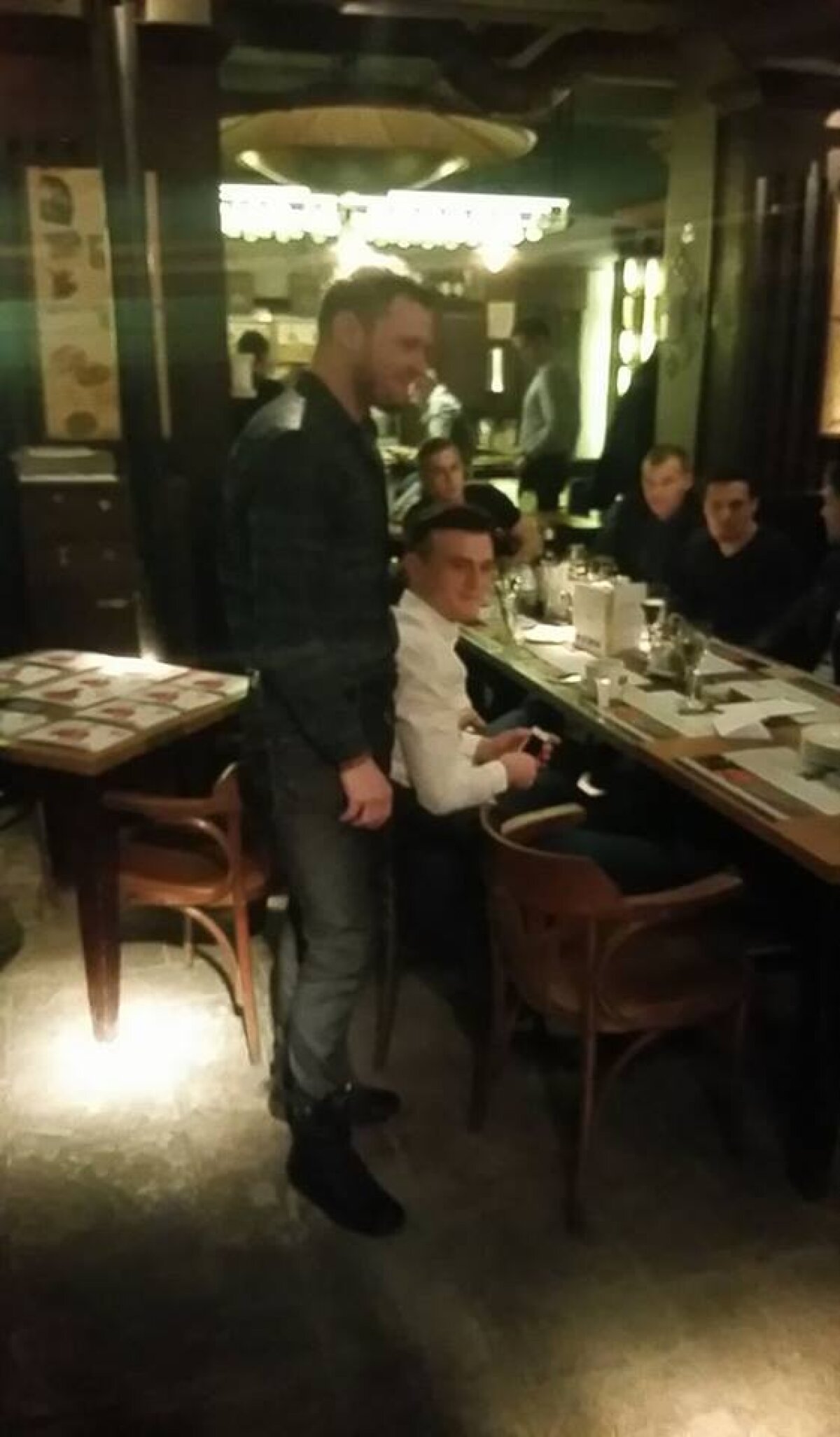 FOTO Gloriile dinamoviste și jucătorii "cîinilor" au luat masa împreună » Negoiță, discuție aprinsă cu Mihalcea