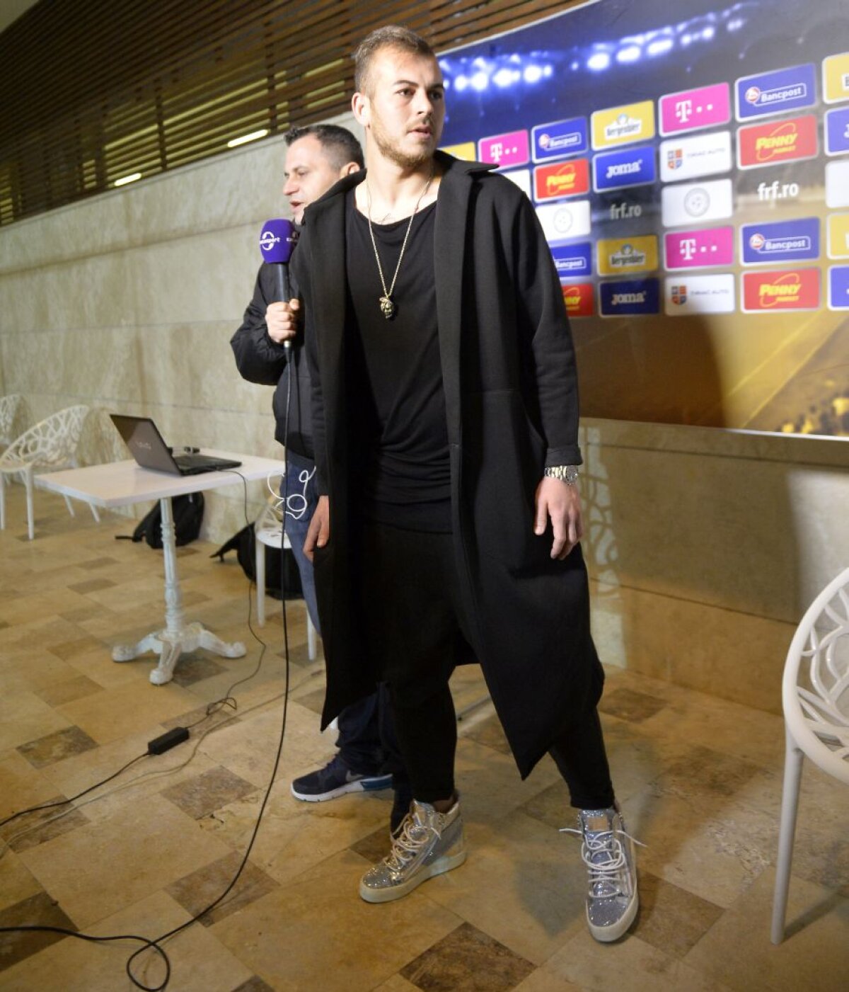 FOTO Dark Alibec » Denis a impresionat cu accesorii de peste 6.000 de lei după amicalul României! Ce a declarat