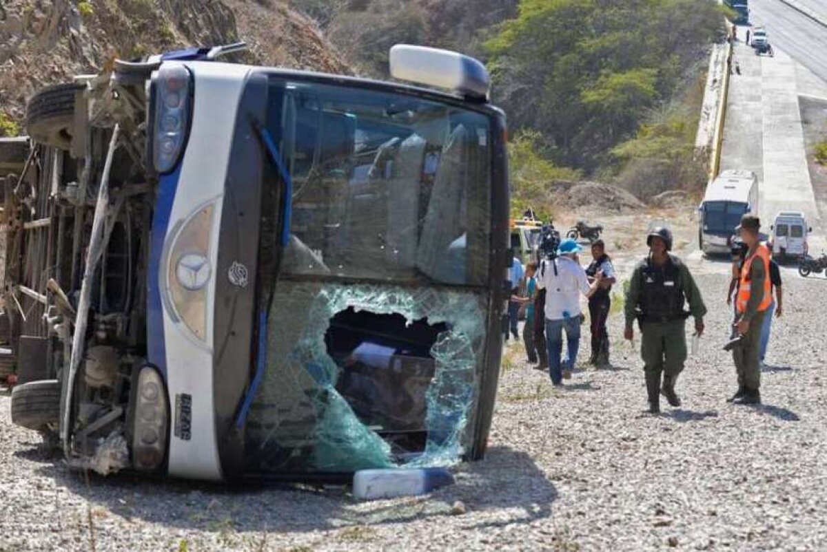 FOTO Grav accident în Argentina » Autobuzul celor de la Huracan s-a răsturnat! Doi jucători au ajuns la spital