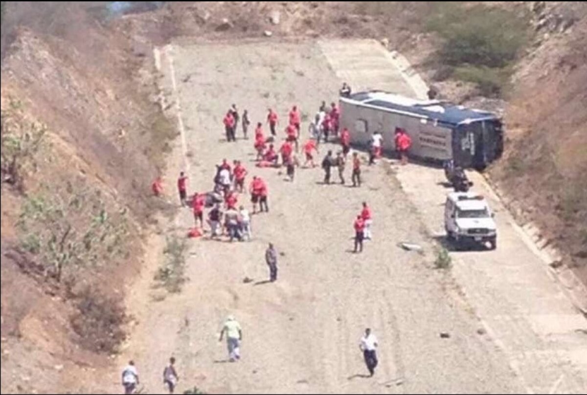 FOTO Grav accident în Argentina » Autobuzul celor de la Huracan s-a răsturnat! Doi jucători au ajuns la spital