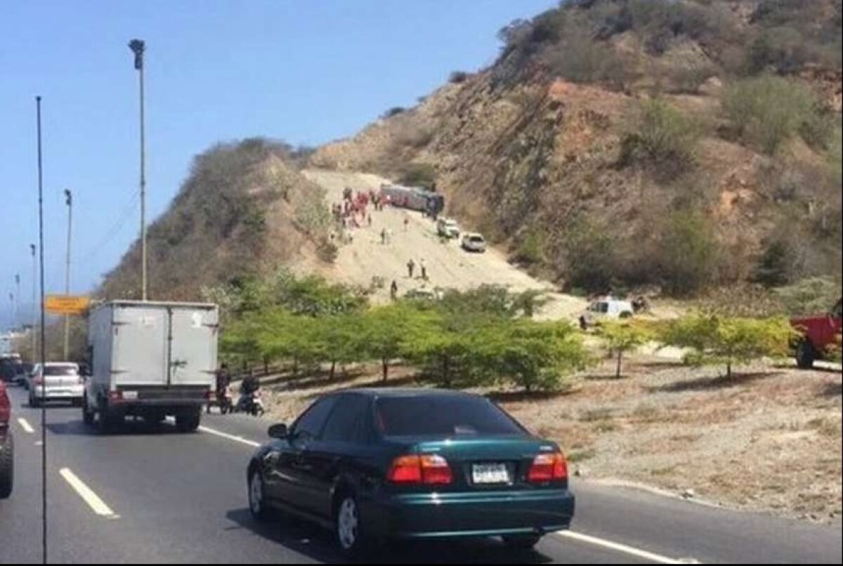 FOTO Grav accident în Argentina » Autobuzul celor de la Huracan s-a răsturnat! Doi jucători au ajuns la spital