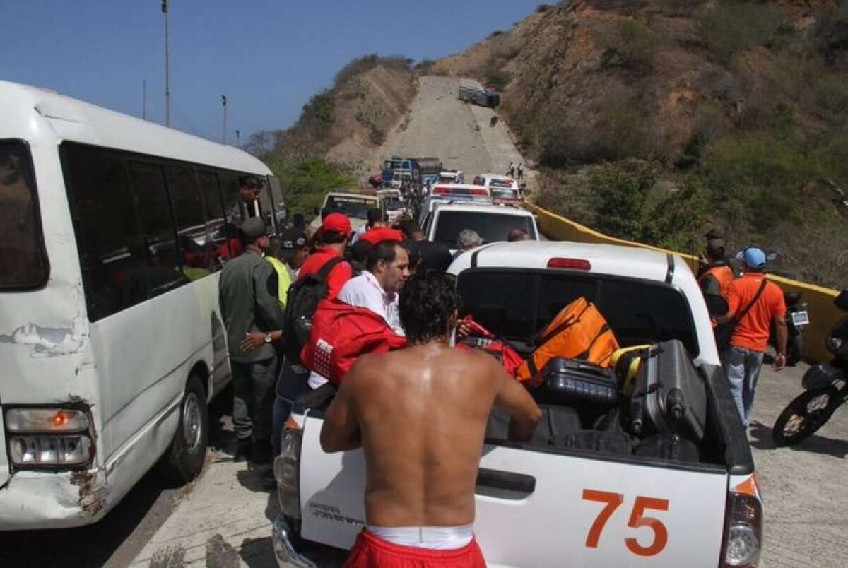 FOTO Grav accident în Argentina » Autobuzul celor de la Huracan s-a răsturnat! Doi jucători au ajuns la spital