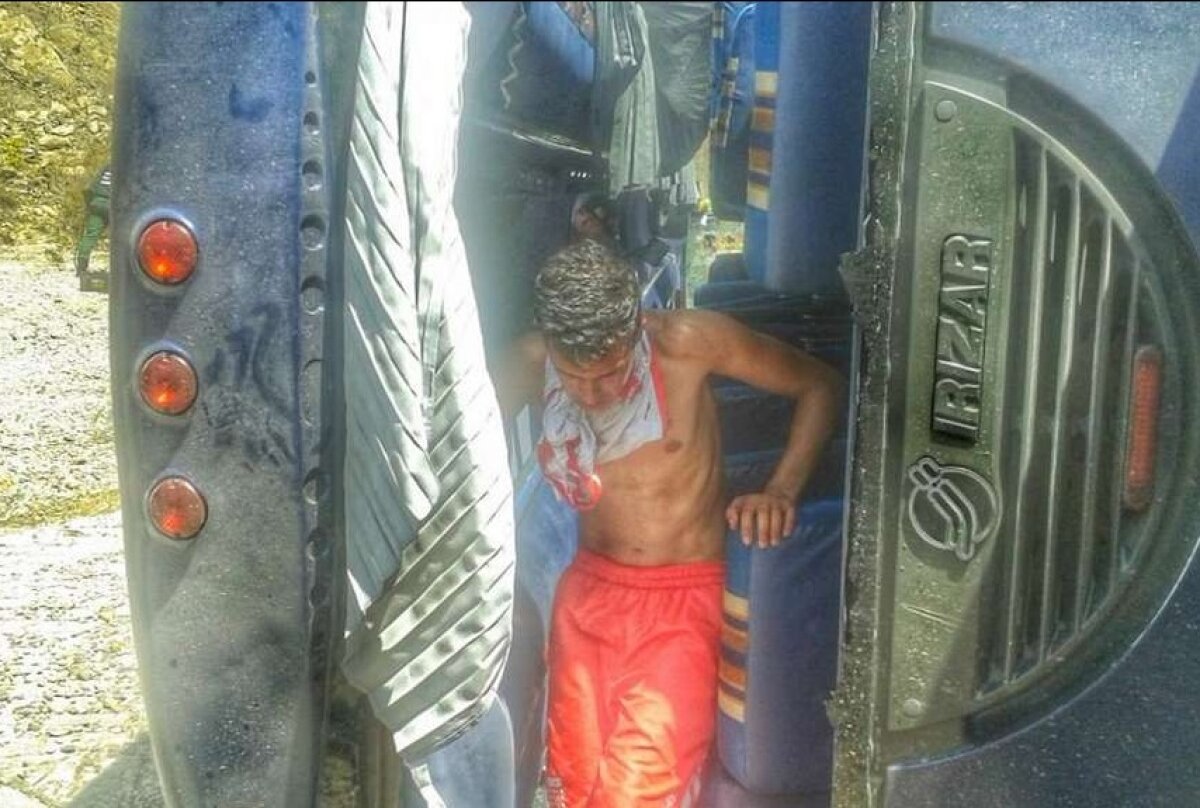 FOTO Grav accident în Argentina » Autobuzul celor de la Huracan s-a răsturnat! Doi jucători au ajuns la spital