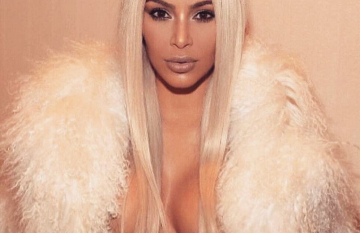 Kim Kardashian, blondă şi cu un decolteu ameţitor! 300.000 de fani au dat deja like