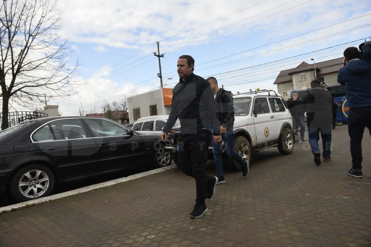 GALERIE FOTO + VIDEO Nu l-au lăsat singur pe Tamaș » Toată echipa Stelei a mers azi la biserică » Reacția lui Gigi Becali