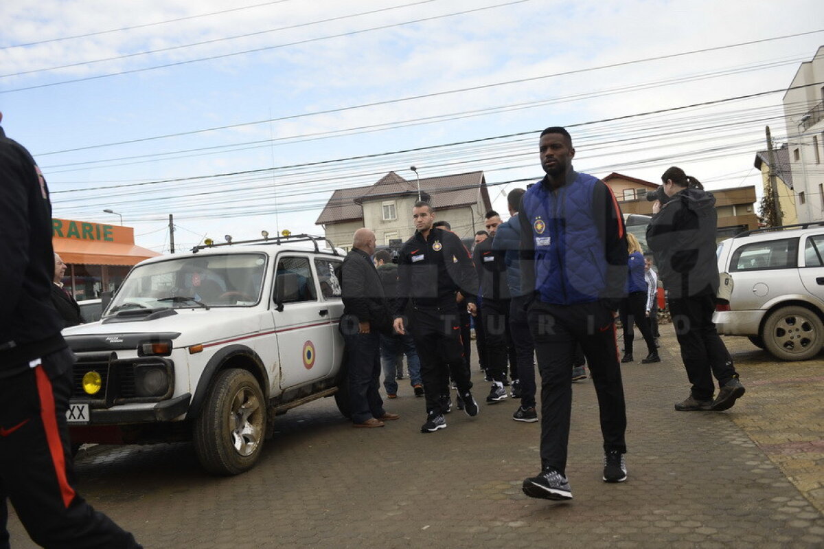 GALERIE FOTO + VIDEO Nu l-au lăsat singur pe Tamaș » Toată echipa Stelei a mers azi la biserică » Reacția lui Gigi Becali