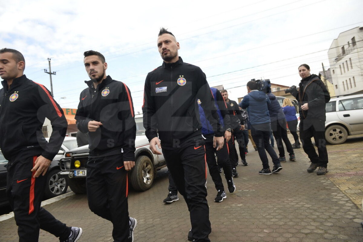 GALERIE FOTO + VIDEO Nu l-au lăsat singur pe Tamaș » Toată echipa Stelei a mers azi la biserică » Reacția lui Gigi Becali