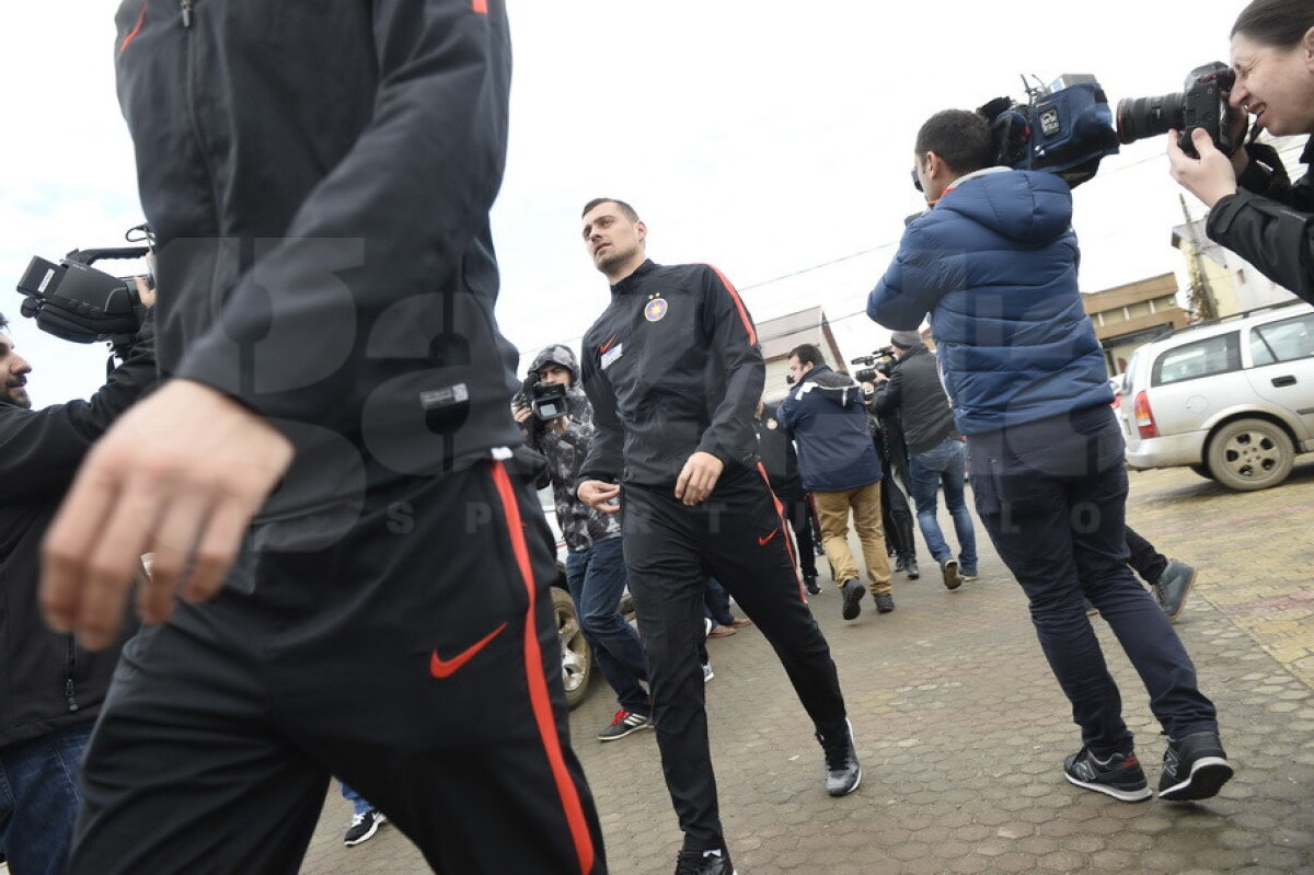 GALERIE FOTO + VIDEO Nu l-au lăsat singur pe Tamaș » Toată echipa Stelei a mers azi la biserică » Reacția lui Gigi Becali