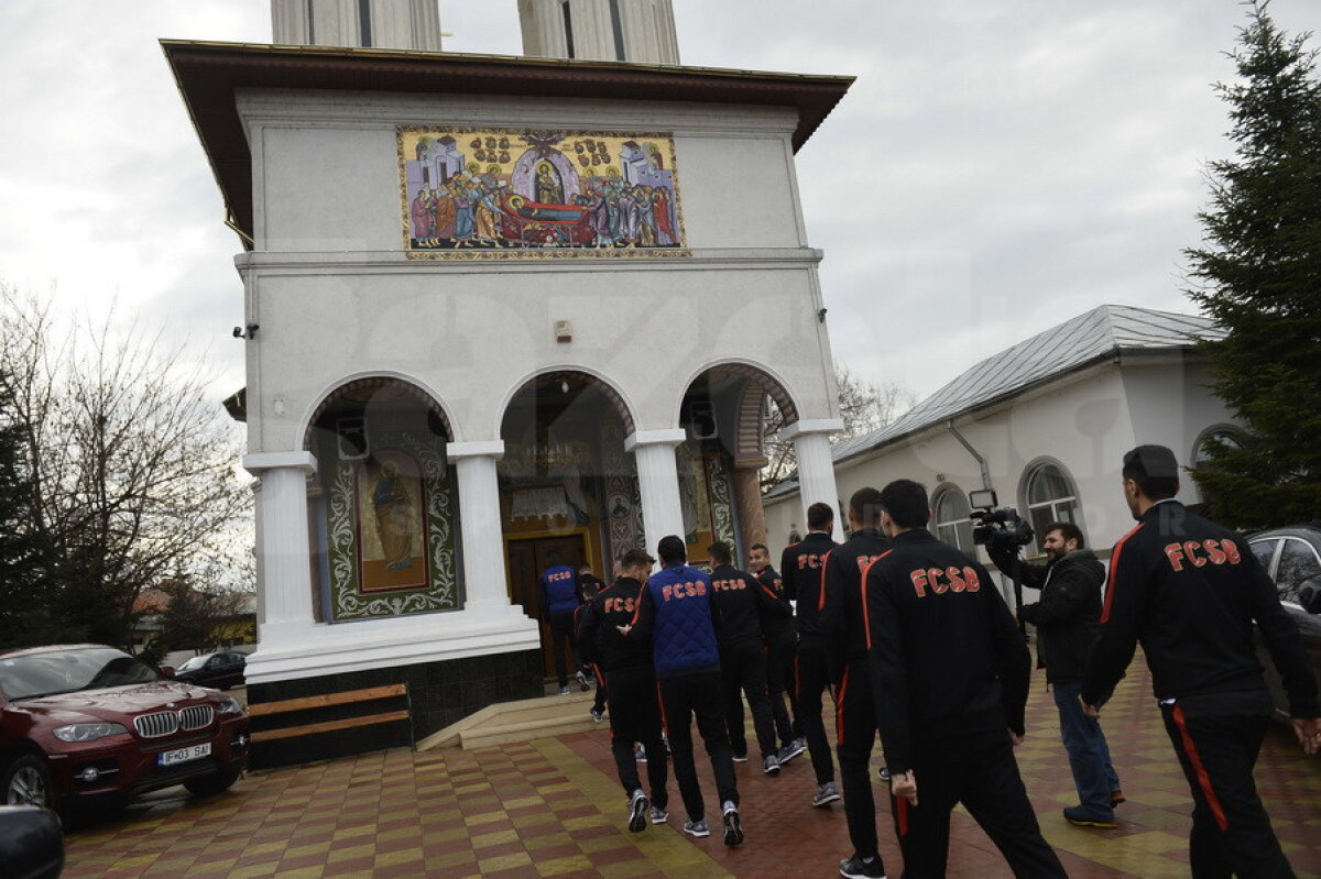 GALERIE FOTO + VIDEO Nu l-au lăsat singur pe Tamaș » Toată echipa Stelei a mers azi la biserică » Reacția lui Gigi Becali