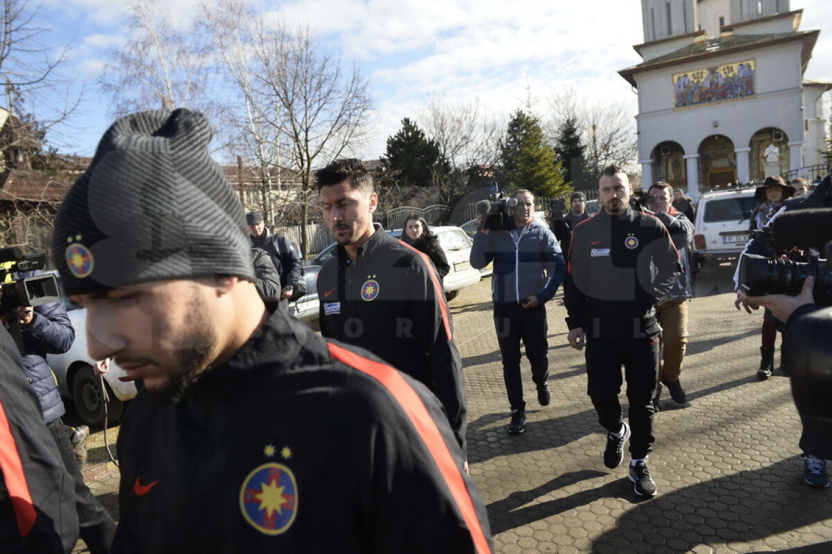 GALERIE FOTO + VIDEO Nu l-au lăsat singur pe Tamaș » Toată echipa Stelei a mers azi la biserică » Reacția lui Gigi Becali