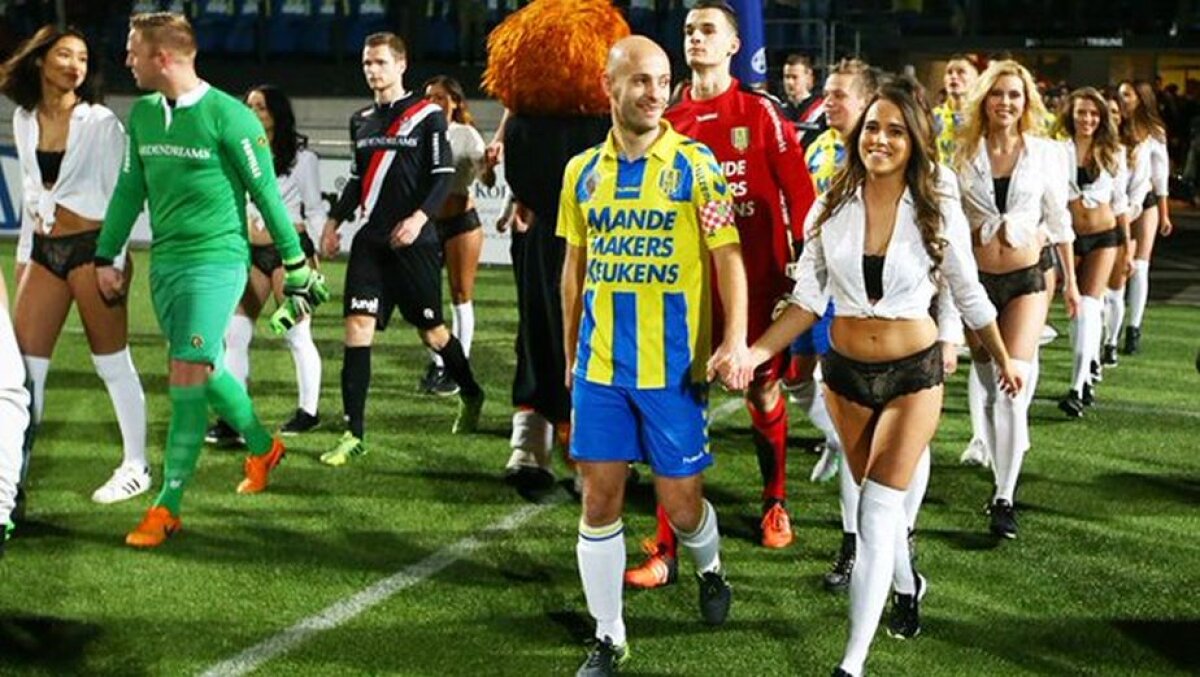 VIDEO+FOTO Ultima nebunie a olandezilor de Ziua Îndrăgostiților » Jucătorii au ieșit pe teren însoțiți de modele în lenjerie intimă
