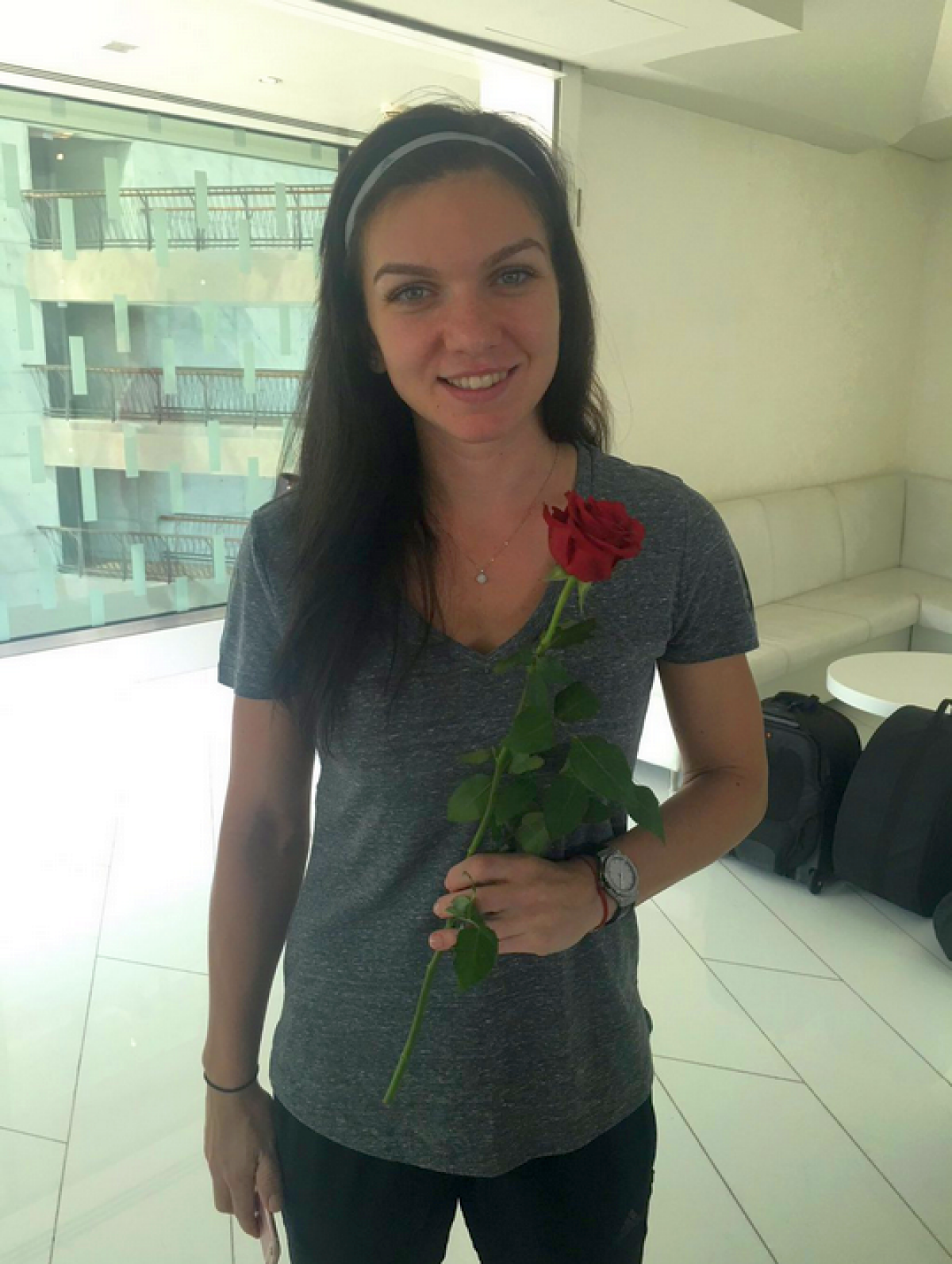 FOTO Surpriză pentru Halep de Ziua Îndrăgostiților » A primit un trandafir roșu