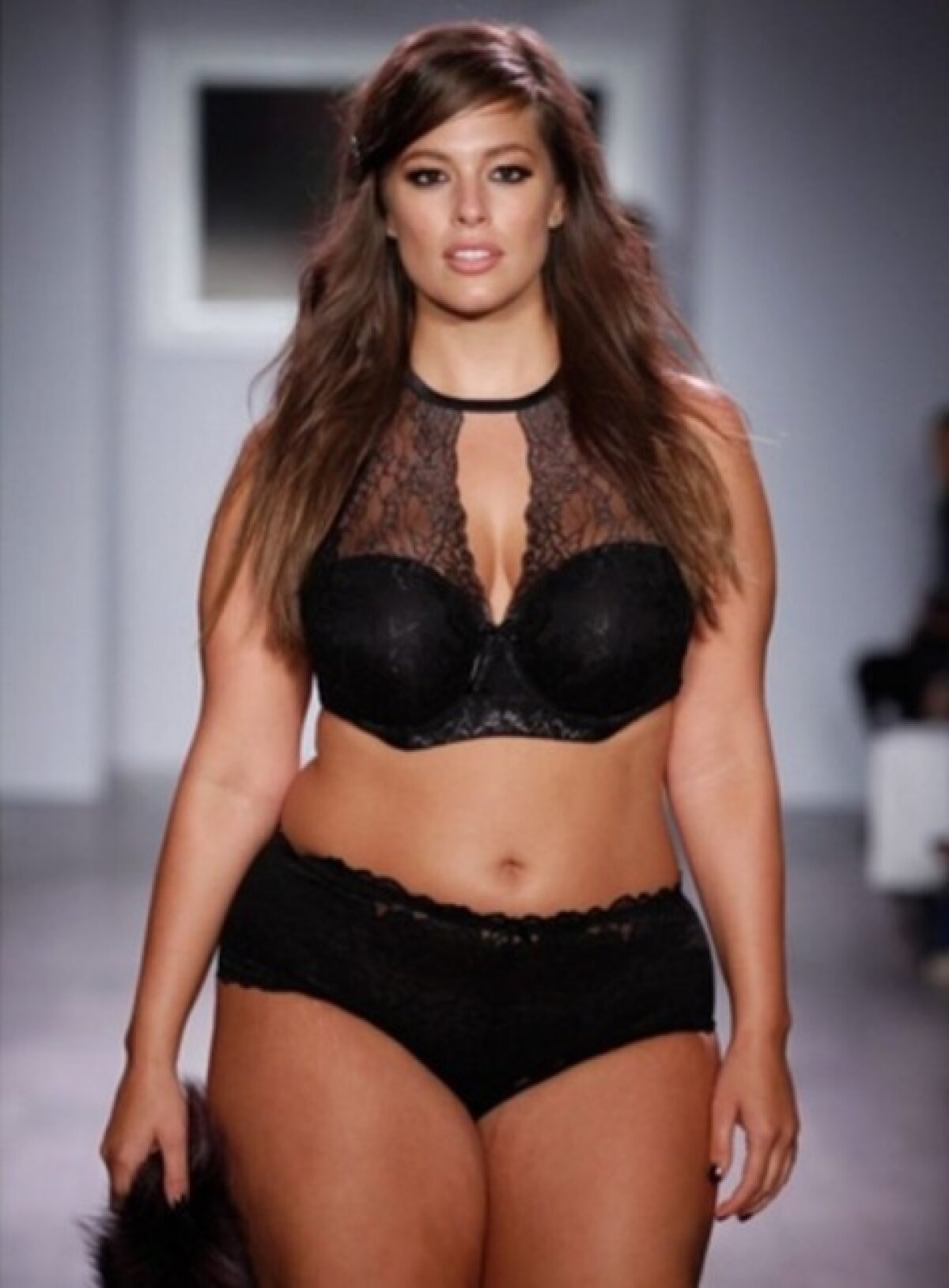 FOTO Superba Ashley Graham face istorie cu un pictorial incendiar! Primul model plus size care ajunge pe coperta Sports Illustrated