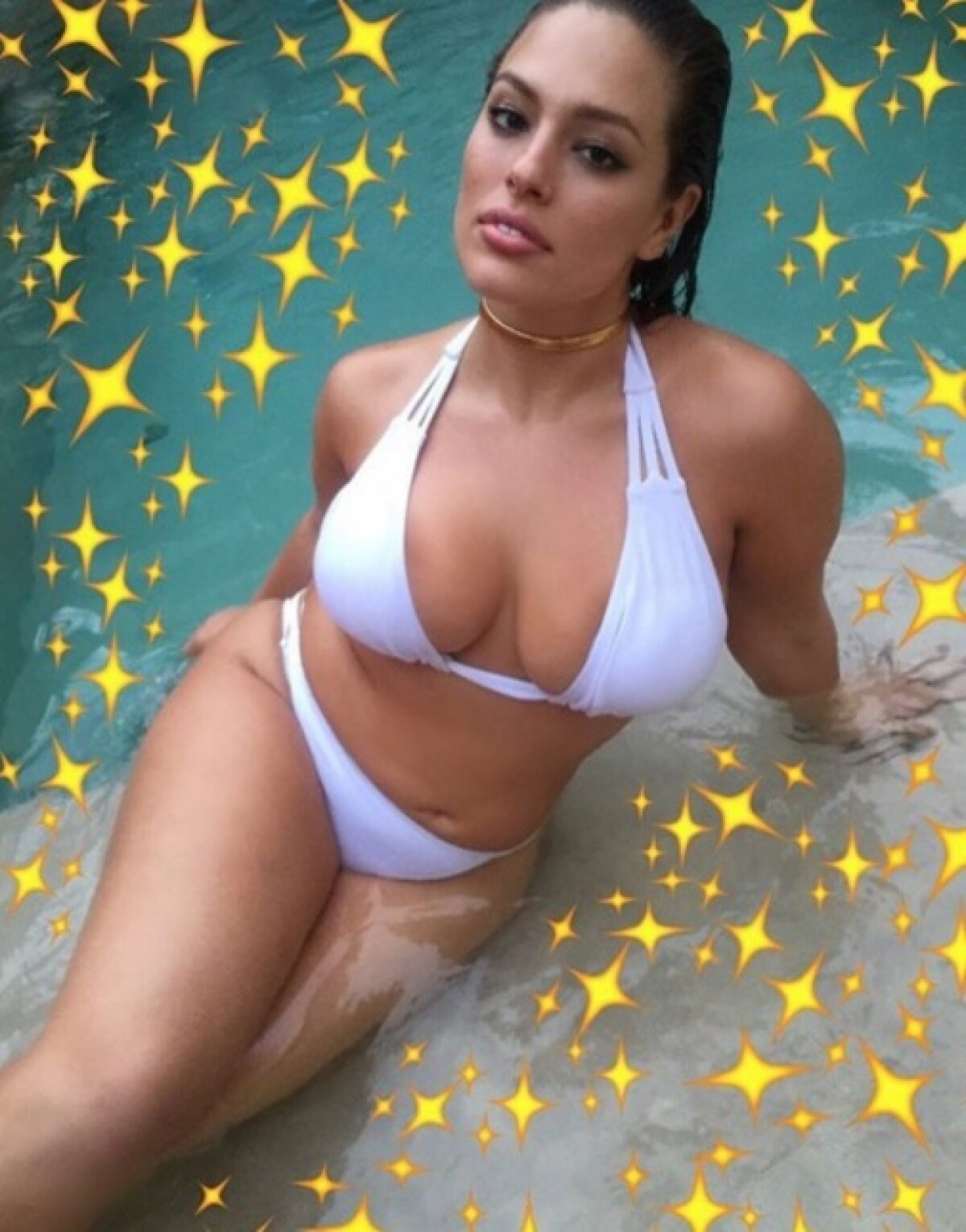 FOTO Superba Ashley Graham face istorie cu un pictorial incendiar! Primul model plus size care ajunge pe coperta Sports Illustrated