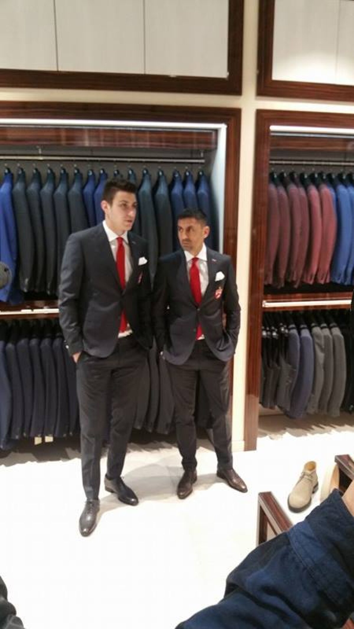 FOTO "Câinii" în haine noi » Dinamo a semnat azi un contract care o face să arate ca echipele mari