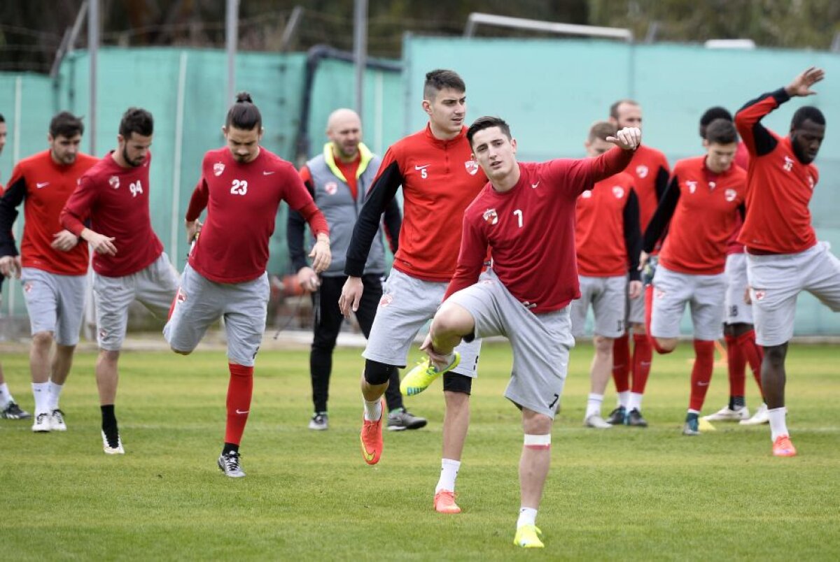 FOTO "Câinii" în haine noi » Dinamo a semnat azi un contract care o face să arate ca echipele mari