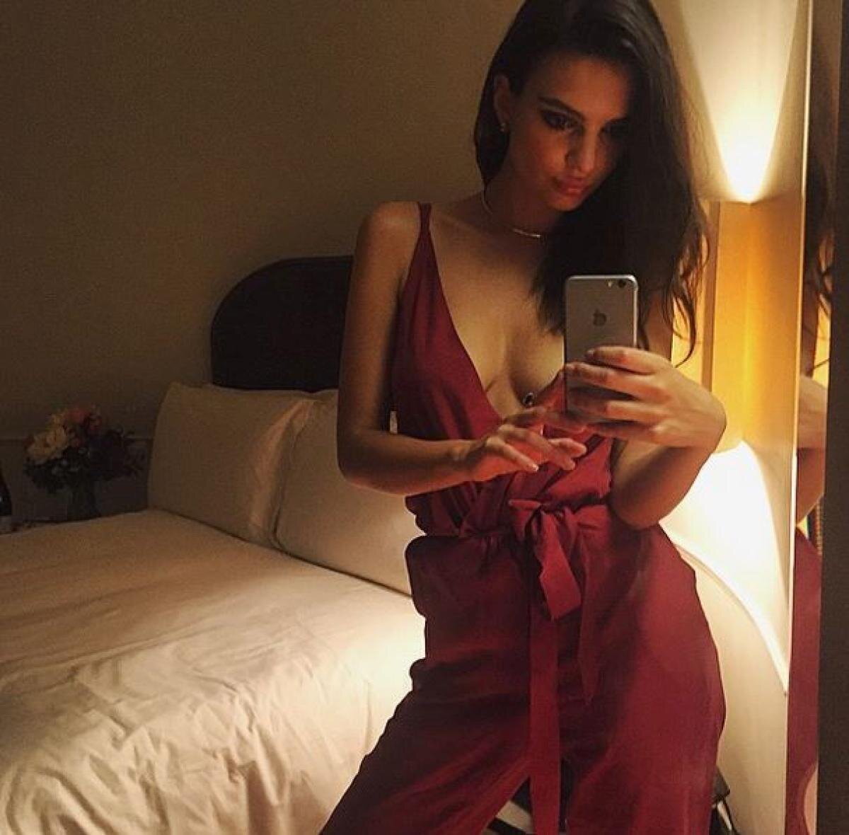 FOTO Nudul care provoacă » Emily Ratajkowski își dezvăluie complet formele pe Instagram: iată ”sânii cei mai frumoși din lume”