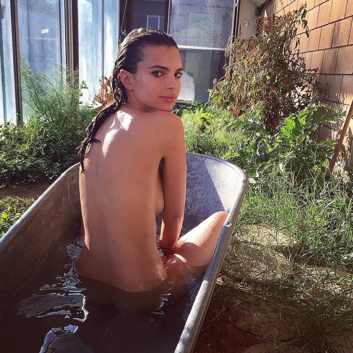 FOTO Nudul care provoacă » Emily Ratajkowski își dezvăluie complet formele pe Instagram: iată ”sânii cei mai frumoși din lume”