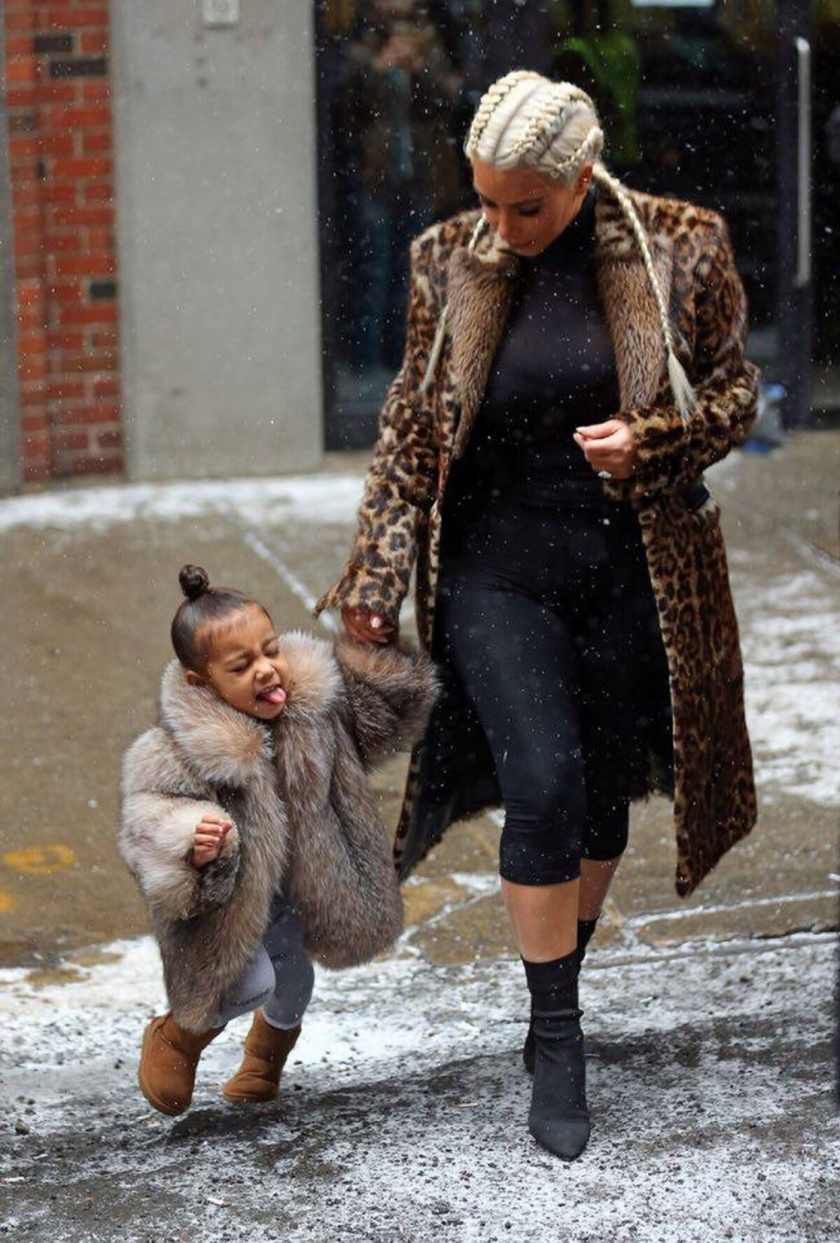 FOTO Kim Kardashian, în cea mai îndrăzneaţă ţinută! Nu şi-a revenit complet după naştere