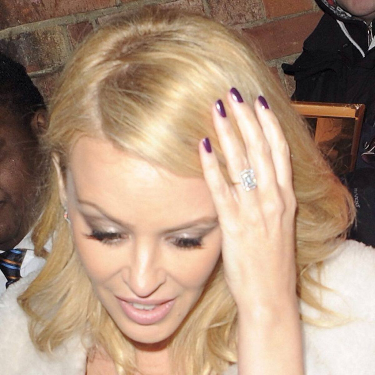 FOTO Kylie Minogue se căsătoreşte cu un bărbat cu 19 ani mai tânăr!