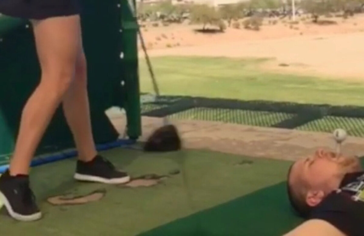 VIDEO&FOTO Curaj sau nebunie!? Cum a încercat un bărbat să o impresioneze pe cea mai sexy jucătoare de golf