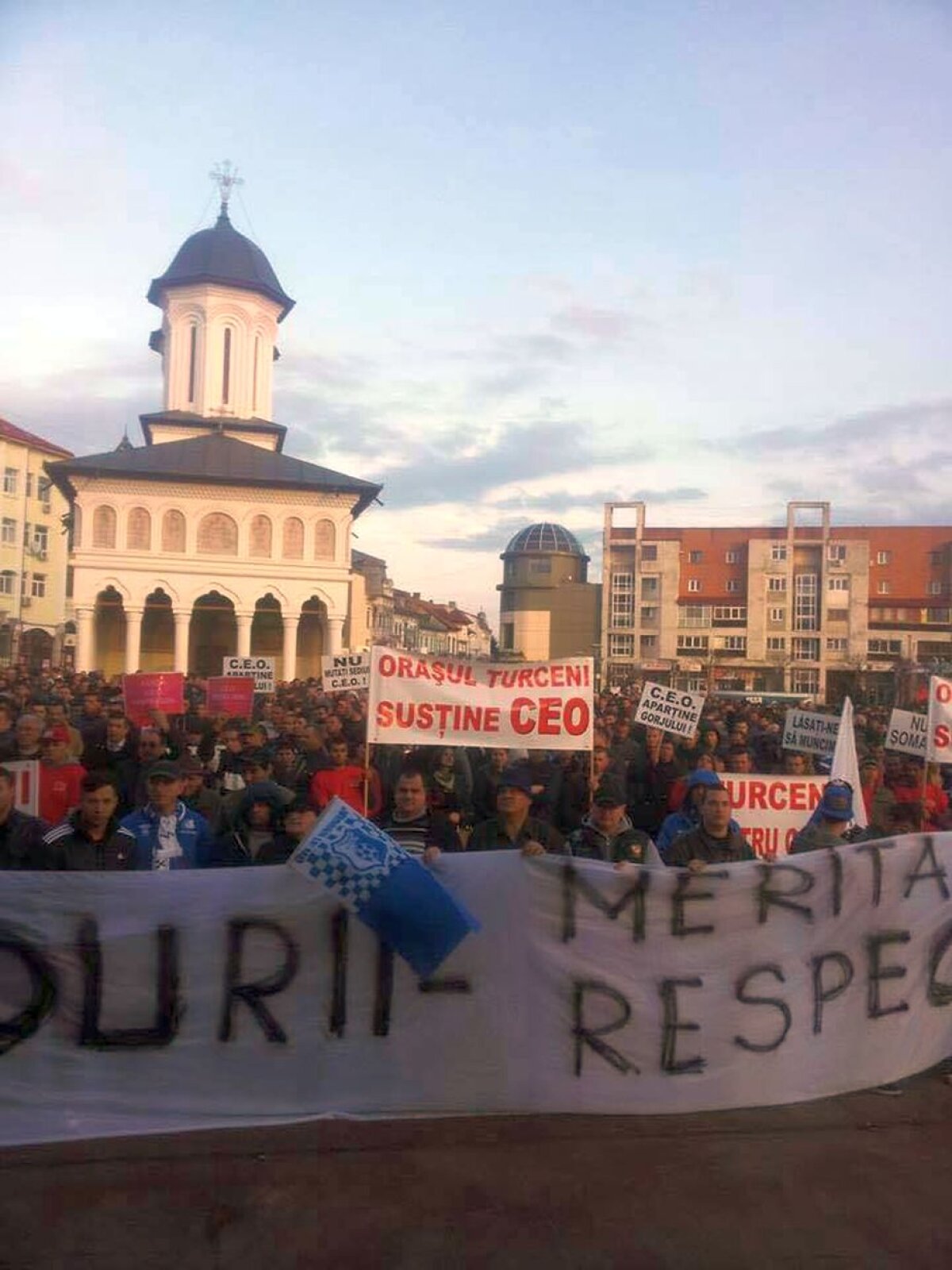 FOTO Miting pentru salvarea celor de la Pandurii » 5.000 de oameni au protestat la Tg. Jiu