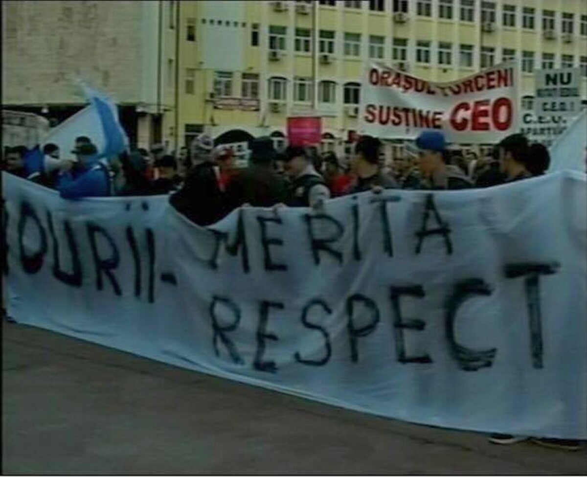 FOTO Miting pentru salvarea celor de la Pandurii » 5.000 de oameni au protestat la Tg. Jiu