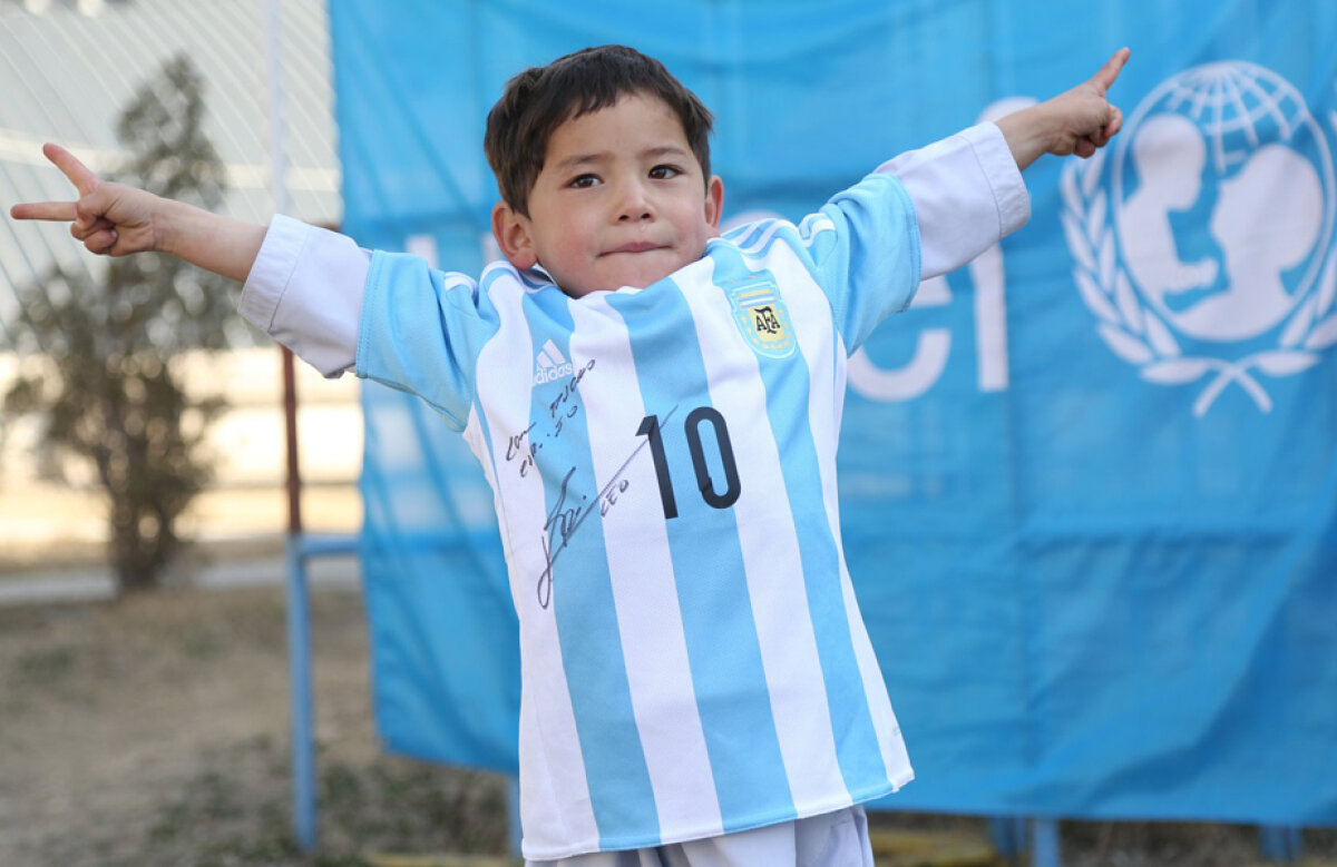 FOTO Messi afghan » Copilul care juca fotbal având tricoul lui Leo făcut dintr-o pungă a primit originalul de la Messi