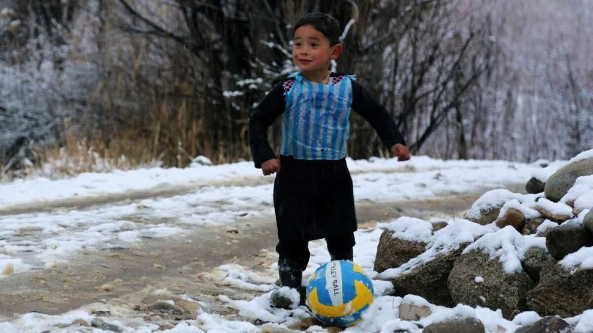 FOTO Messi afghan » Copilul care juca fotbal având tricoul lui Leo făcut dintr-o pungă a primit originalul de la Messi