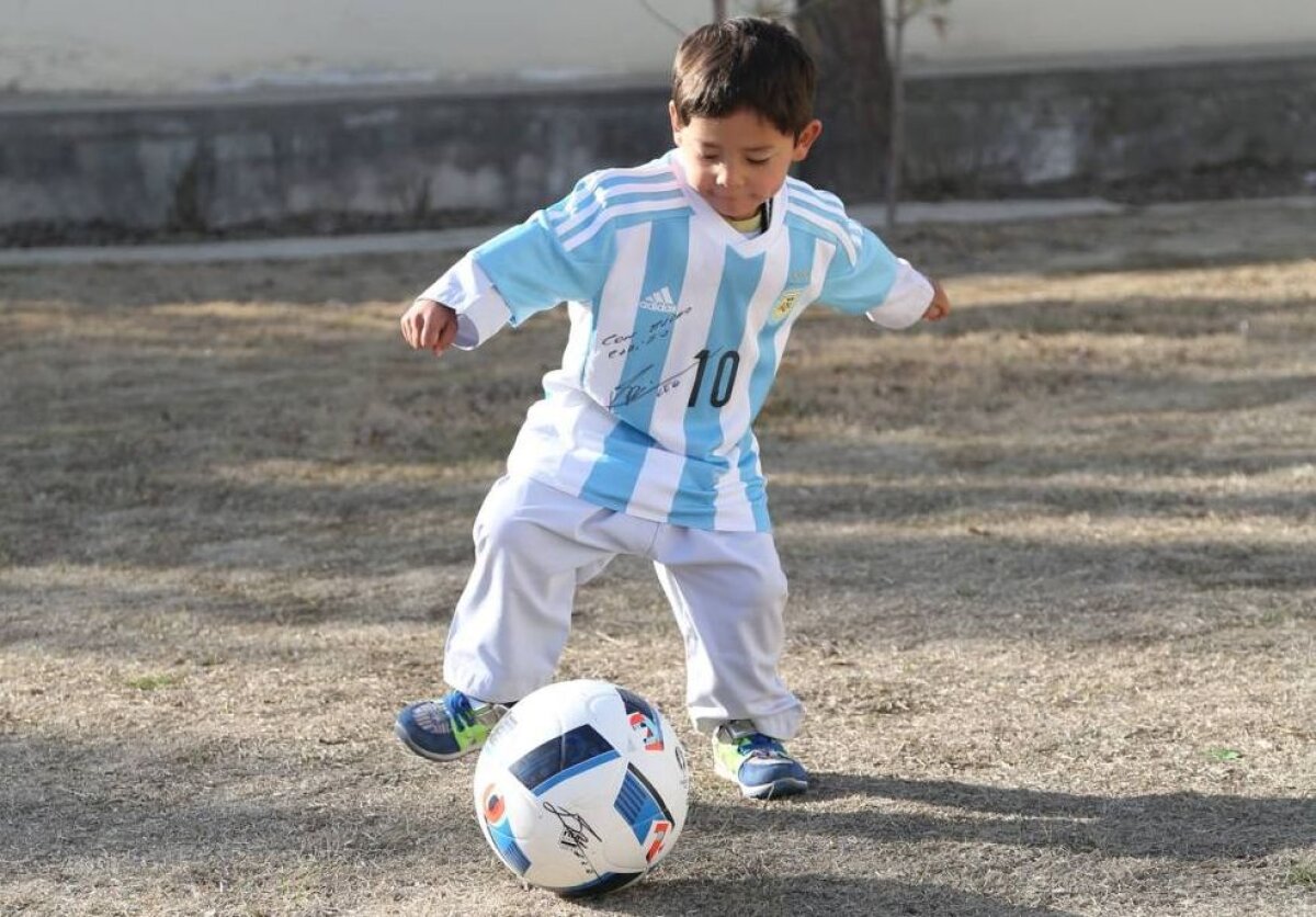 FOTO Messi afghan » Copilul care juca fotbal având tricoul lui Leo făcut dintr-o pungă a primit originalul de la Messi