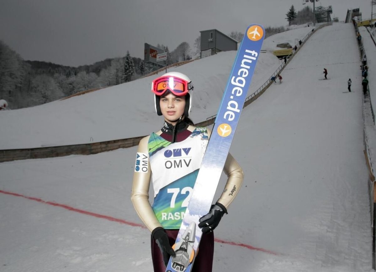 FOTO Zăpadă la pungă » Cum se cară omătul cu sacii la Râșnov. Sezonul dedicat sporturilor de iarnă s-a redus de la 4 la 2 luni în ultimii opt ani