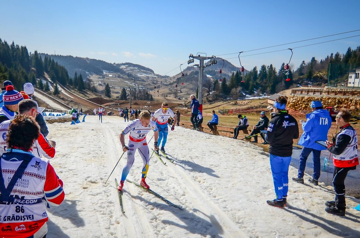 FOTO Zăpadă la pungă » Cum se cară omătul cu sacii la Râșnov. Sezonul dedicat sporturilor de iarnă s-a redus de la 4 la 2 luni în ultimii opt ani