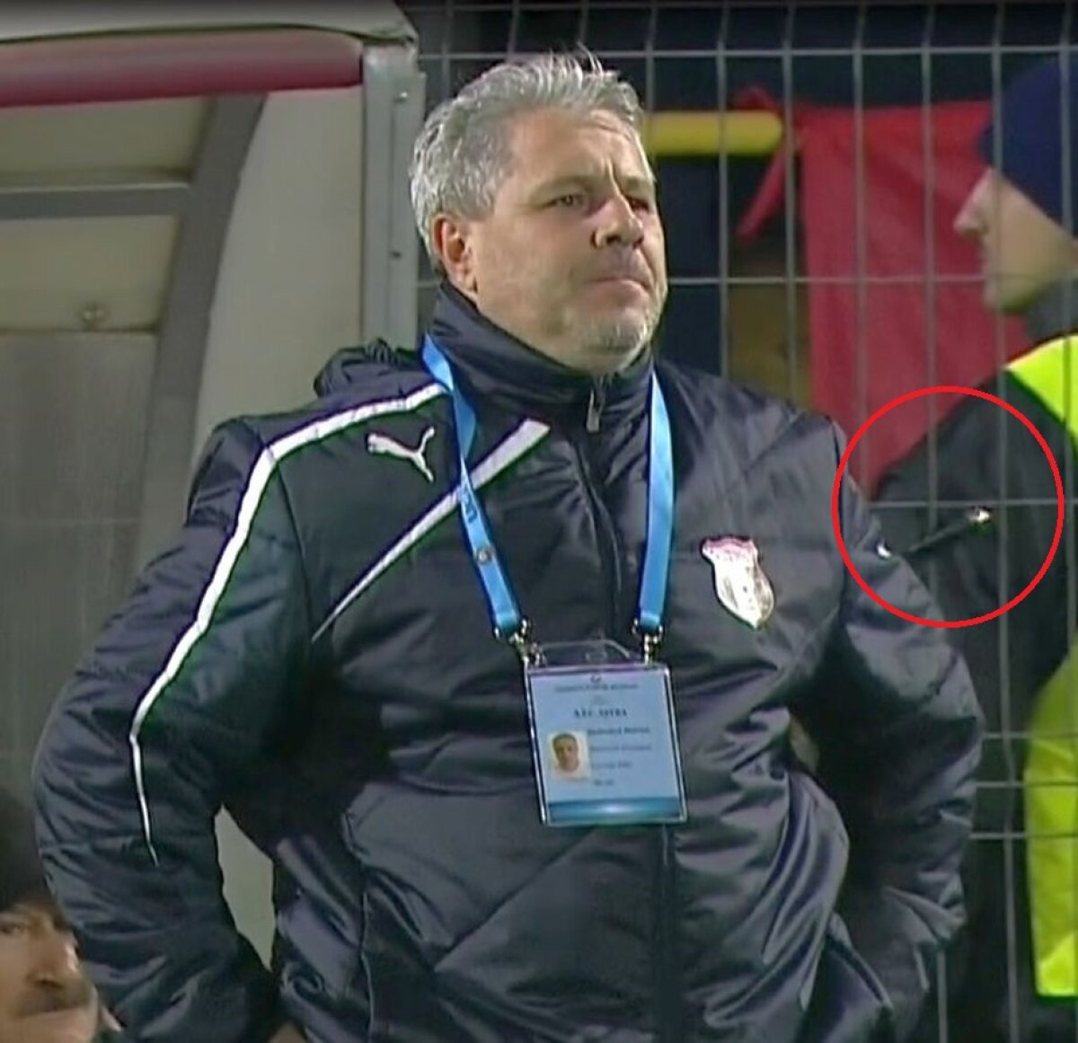 FOTO + VIDEO Haos la Giurgiu! Șumudică a simulat o lovitură la cap, galeria "câinilor" a explodat: scandări rasiste și nervi întinși la maximum