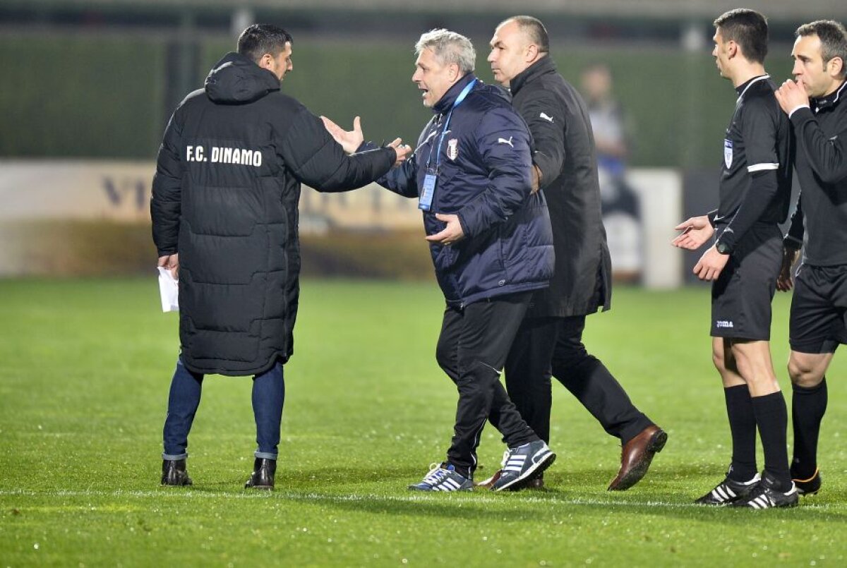 FOTO + VIDEO Haos la Giurgiu! Șumudică a simulat o lovitură la cap, galeria "câinilor" a explodat: scandări rasiste și nervi întinși la maximum