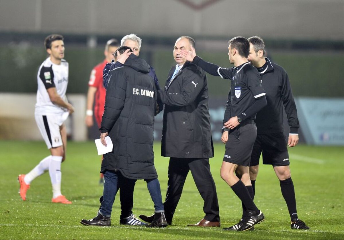 FOTO + VIDEO Haos la Giurgiu! Șumudică a simulat o lovitură la cap, galeria "câinilor" a explodat: scandări rasiste și nervi întinși la maximum