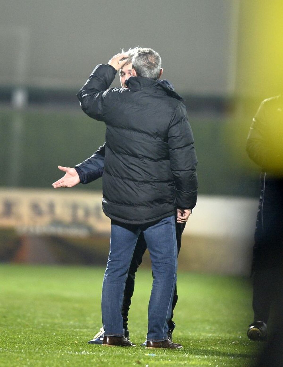 FOTO + VIDEO Haos la Giurgiu! Șumudică a simulat o lovitură la cap, galeria "câinilor" a explodat: scandări rasiste și nervi întinși la maximum