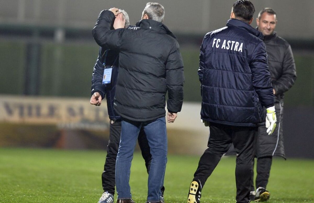 FOTO + VIDEO Haos la Giurgiu! Șumudică a simulat o lovitură la cap, galeria "câinilor" a explodat: scandări rasiste și nervi întinși la maximum