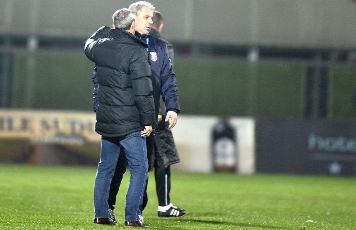 FOTO + VIDEO Haos la Giurgiu! Șumudică a simulat o lovitură la cap, galeria "câinilor" a explodat: scandări rasiste și nervi întinși la maximum