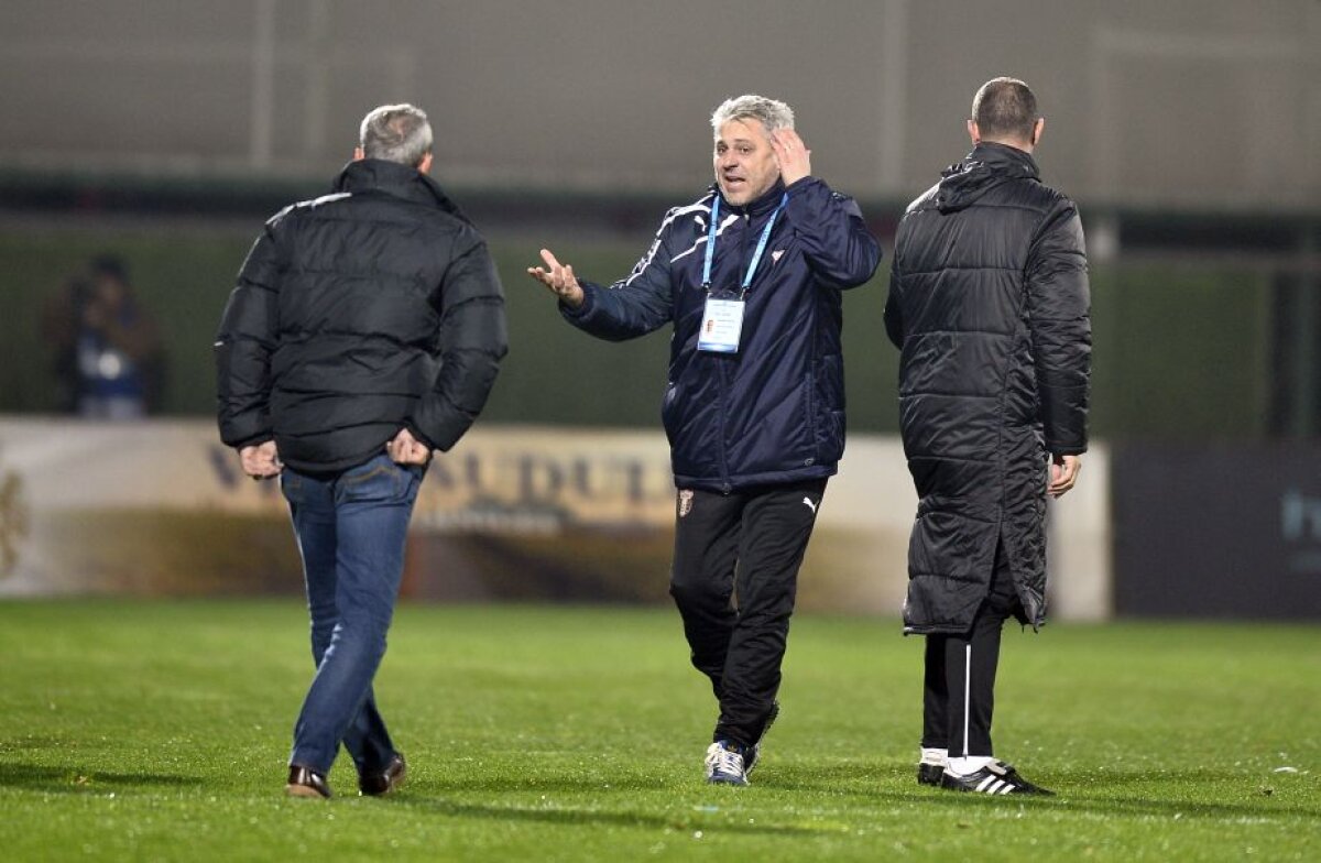 FOTO + VIDEO Haos la Giurgiu! Șumudică a simulat o lovitură la cap, galeria "câinilor" a explodat: scandări rasiste și nervi întinși la maximum