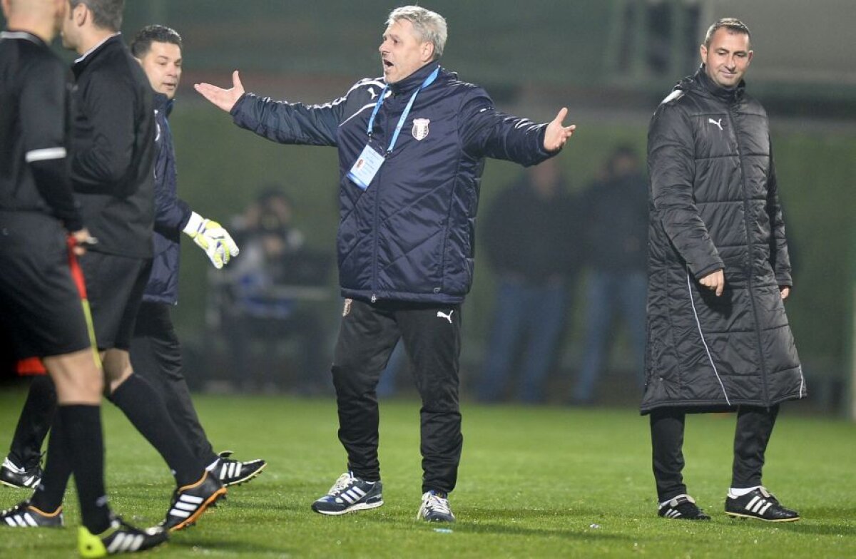 FOTO + VIDEO Haos la Giurgiu! Șumudică a simulat o lovitură la cap, galeria "câinilor" a explodat: scandări rasiste și nervi întinși la maximum