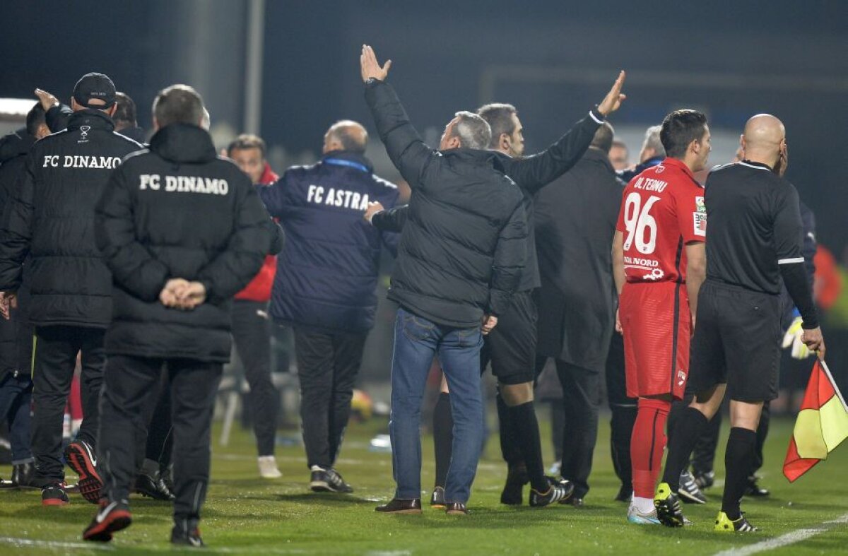 FOTO + VIDEO Haos la Giurgiu! Șumudică a simulat o lovitură la cap, galeria "câinilor" a explodat: scandări rasiste și nervi întinși la maximum