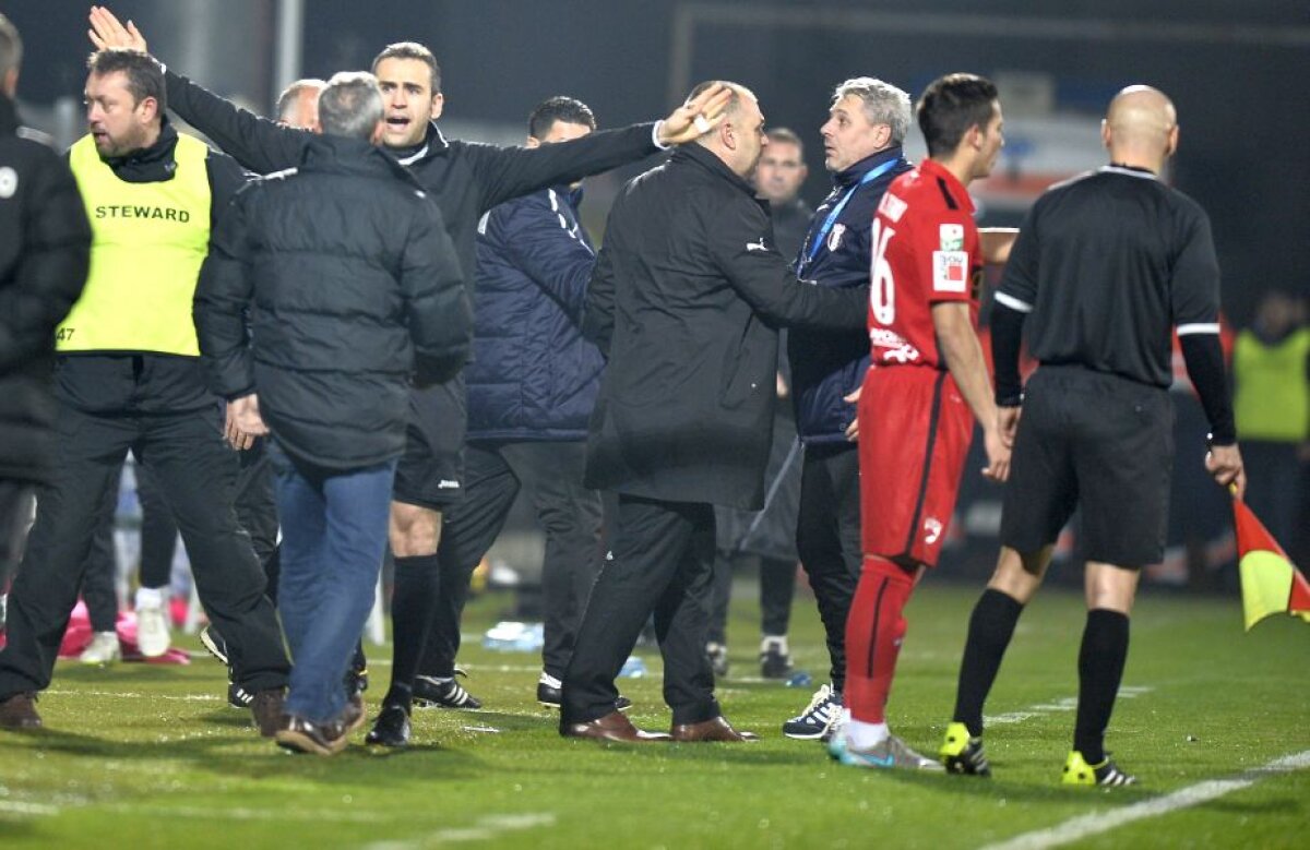 FOTO + VIDEO Haos la Giurgiu! Șumudică a simulat o lovitură la cap, galeria "câinilor" a explodat: scandări rasiste și nervi întinși la maximum