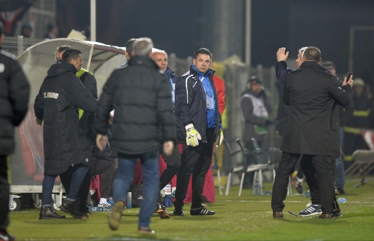 FOTO + VIDEO Haos la Giurgiu! Șumudică a simulat o lovitură la cap, galeria "câinilor" a explodat: scandări rasiste și nervi întinși la maximum