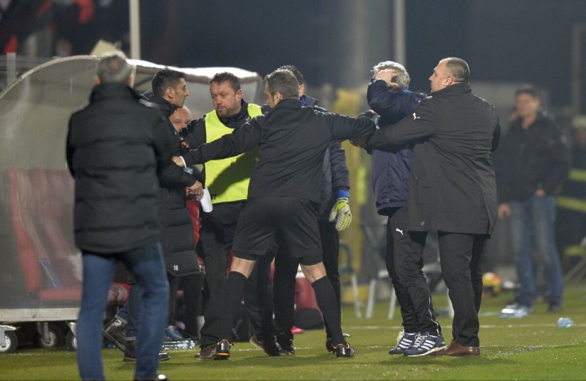 FOTO + VIDEO Haos la Giurgiu! Șumudică a simulat o lovitură la cap, galeria "câinilor" a explodat: scandări rasiste și nervi întinși la maximum