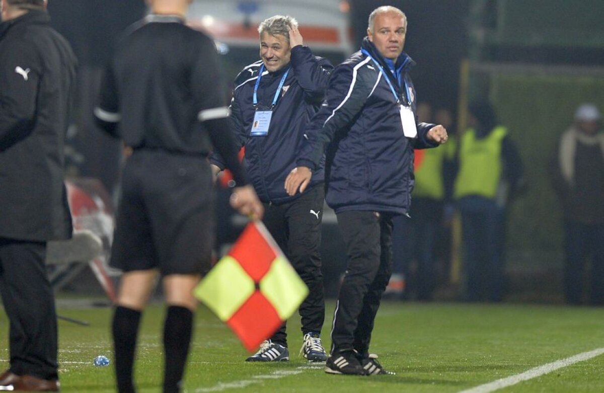 FOTO + VIDEO Haos la Giurgiu! Șumudică a simulat o lovitură la cap, galeria "câinilor" a explodat: scandări rasiste și nervi întinși la maximum